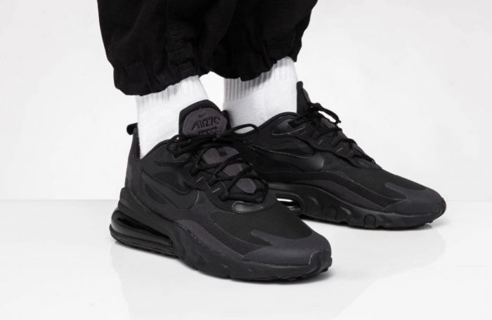 Nike Air Max 270 React Triple Black - Imagen 5